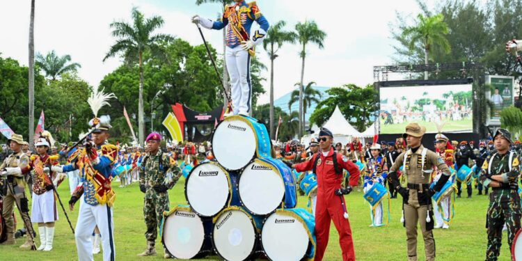 Kirab Drum Band Latsitardanus XLIII/2023 Pukau Warga Kota Padang